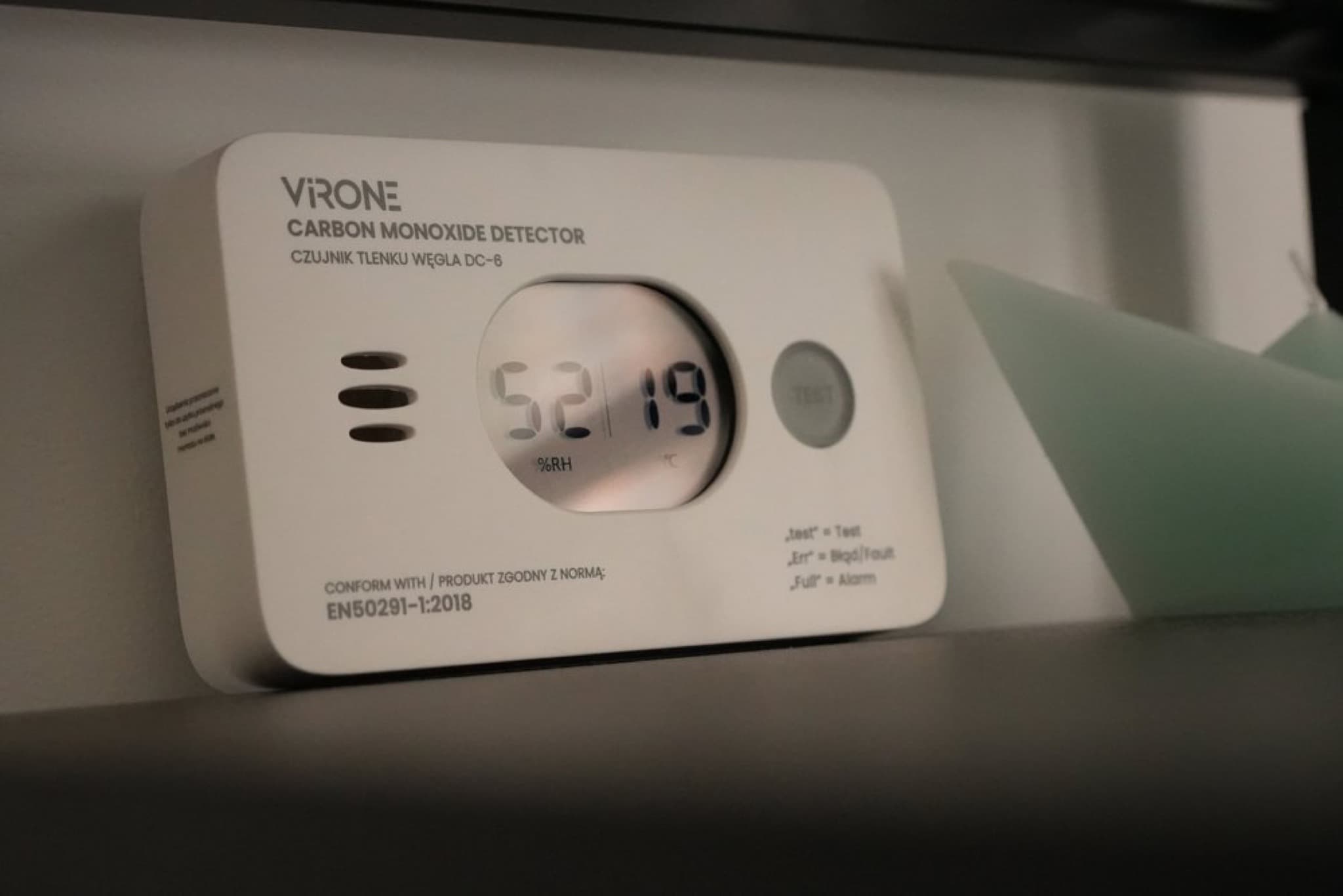 Virone carbon monoxide detector displaying 52% humidity and 19°C on digital screen